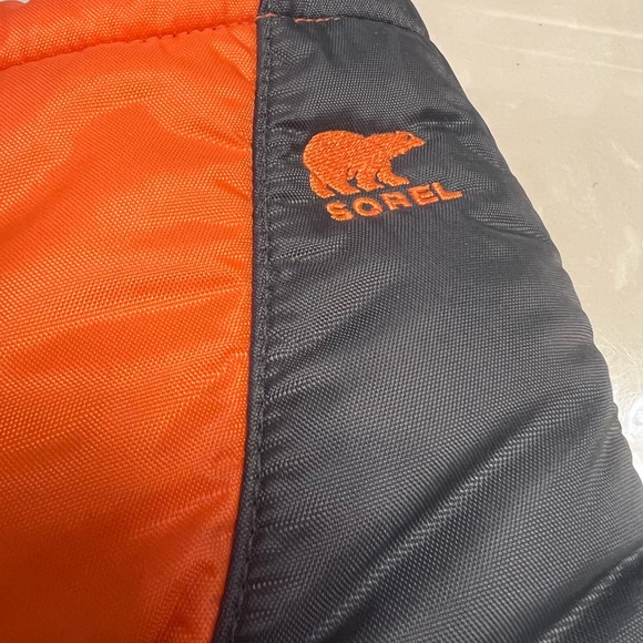 Kids Sorel snow boots in orange and grey. Size 2 - Picture 11 of 11